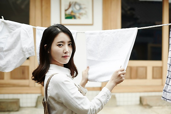 포토 JPG 주간 라이프스타일 여자 여유 한옥 한명 서기 상반신 20대 성인 야외 옆모습 정원 한국인 빨래 빨랫줄 주부 살림 신혼집 성인여자한명만 국내포토 자연요소 1 한국전통 감정 줄 뷰포인트 고건축 가사 모션 사람 동양인 청년 생활 여자한명만 성인여자만 파일형식