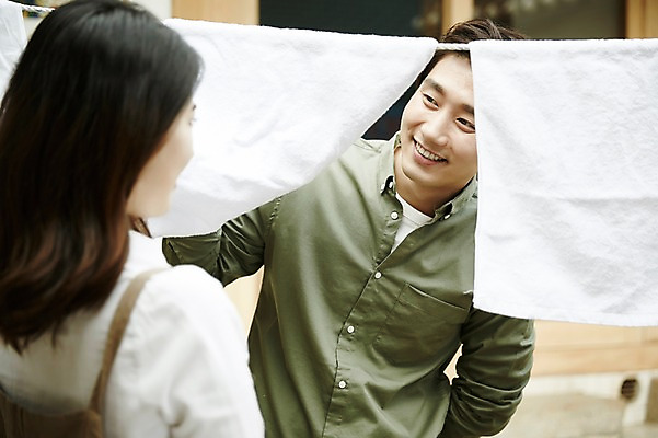 포토 JPG 주간 부부 여자 남자 서기 미소 상반신 20대 성인 야외 두명 앞모습 뒷모습 다정 한국인 빨래 빨랫줄 신혼집 부부라이프 성인만 국내포토 자연요소 라이프스타일 커플 줄 뷰포인트 컨셉 가사 모션 표정 사람 동양인 청년 파일형식