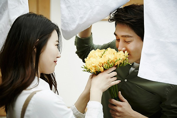 포토 JPG 주간 부부 여자 남자 꽃다발 서기 들기 이벤트 상반신 20대 성인 야외 두명 앞모습 옆모습 정원 다정 한국인 빨래 빨랫줄 주기 신혼집 부부라이프 성인만 국내포토 자연요소 라이프스타일 커플 꽃 줄 뷰포인트 컨셉 가사 모션 사람 동양인 청년 파일형식