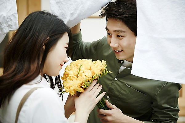 포토 JPG 주간 부부 여자 남자 꽃다발 서기 들기 이벤트 상반신 20대 성인 야외 두명 앞모습 옆모습 정원 다정 한국인 빨래 빨랫줄 주기 신혼집 부부라이프 성인만 국내포토 자연요소 라이프스타일 커플 꽃 줄 뷰포인트 컨셉 가사 모션 사람 동양인 청년 파일형식