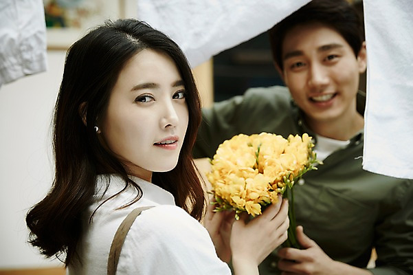 포토 JPG 주간 부부 여자 남자 꽃다발 서기 들기 이벤트 상반신 20대 성인 야외 두명 앞모습 옆모습 정원 다정 한국인 빨래 빨랫줄 주기 신혼집 부부라이프 성인만 국내포토 자연요소 라이프스타일 커플 꽃 줄 뷰포인트 컨셉 가사 모션 사람 동양인 청년 파일형식