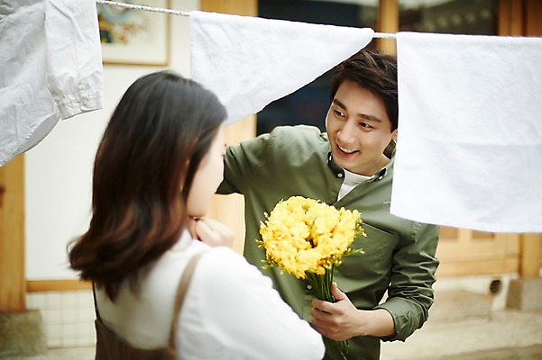 포토 JPG 주간 부부 여자 남자 꽃다발 서기 들기 이벤트 상반신 20대 성인 야외 두명 앞모습 옆모습 정원 다정 한국인 빨래 빨랫줄 주기 신혼집 부부라이프 성인만 국내포토 자연요소 라이프스타일 커플 꽃 줄 뷰포인트 컨셉 가사 모션 사람 동양인 청년 파일형식