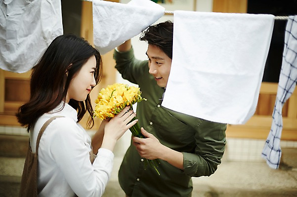 포토 JPG 주간 부부 여자 남자 꽃다발 한옥 서기 들기 이벤트 상반신 20대 성인 야외 두명 앞모습 옆모습 정원 다정 한국인 빨래 빨랫줄 주기 신혼집 부부라이프 성인만 국내포토 자연요소 한국전통 라이프스타일 커플 꽃 줄 뷰포인트 컨셉 고건축 가사 모션 사람 동양인 청년 파일형식