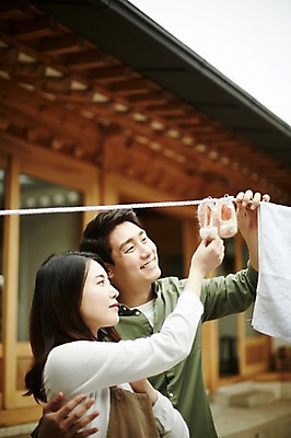 포토 JPG 주간 부부 여자 남자 행복 한옥 서기 상반신 20대 성인 야외 두명 앞모습 정원 다정 한국인 빨랫줄 아기신발 신혼집 부부라이프 성인만 국내포토 자연요소 한국전통 라이프스타일 커플 감정 줄 뷰포인트 신발 컨셉 고건축 모션 사람 동양인 청년 아기용품 파일형식