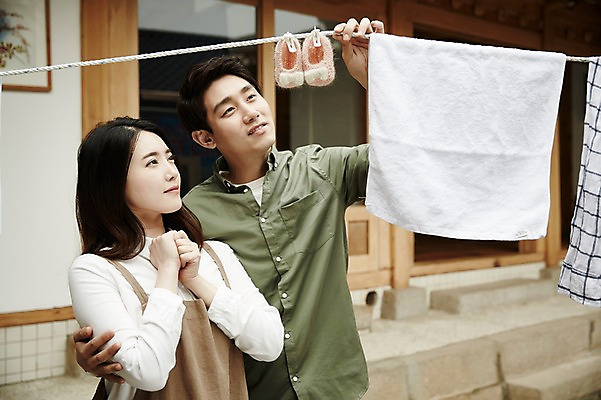 포토 JPG 주간 부부 여자 남자 행복 한옥 서기 상반신 20대 성인 야외 두명 앞모습 정원 다정 한국인 빨래 빨랫줄 아기신발 신혼집 부부라이프 성인만 국내포토 자연요소 한국전통 라이프스타일 커플 감정 줄 뷰포인트 신발 컨셉 고건축 가사 모션 사람 동양인 청년 아기용품 파일형식