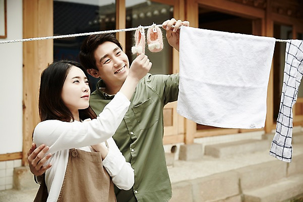 포토 JPG 주간 부부 여자 남자 행복 한옥 서기 상반신 20대 성인 야외 두명 앞모습 정원 다정 한국인 빨래 빨랫줄 아기신발 신혼집 부부라이프 성인만 국내포토 자연요소 한국전통 라이프스타일 커플 감정 줄 뷰포인트 신발 컨셉 고건축 가사 모션 사람 동양인 청년 아기용품 파일형식