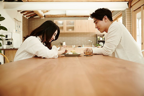 포토 JPG 부부 여자 남자 식탁 티타임 실내 대화 앉기 상반신 20대 성인 두명 옆모습 마주보기 주방 다정 한국인 꽃차 신혼집 부부라이프 국내포토 라이프스타일 커플 뷰포인트 컨셉 모션 탁자 휴식 말하기 사람 동양인 청년 내부 차_음료 파일형식