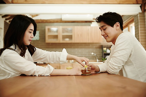 포토 JPG 부부 여자 남자 식탁 티타임 실내 앉기 상반신 20대 성인 두명 옆모습 마주보기 주방 다정 한국인 꽃차 신혼집 부부라이프 국내포토 라이프스타일 커플 뷰포인트 컨셉 모션 탁자 휴식 사람 동양인 청년 내부 차_음료 파일형식