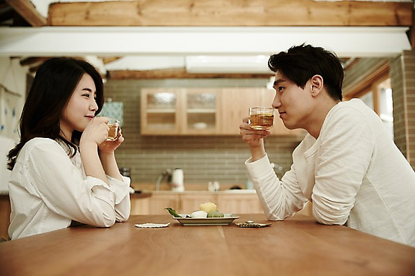 포토 JPG 부부 여자 남자 식탁 티타임 실내 대화 앉기 상반신 20대 성인 두명 옆모습 마주보기 주방 다정 한국인 꽃차 신혼집 부부라이프 국내포토 라이프스타일 커플 뷰포인트 컨셉 모션 탁자 휴식 말하기 사람 동양인 청년 내부 차_음료 파일형식