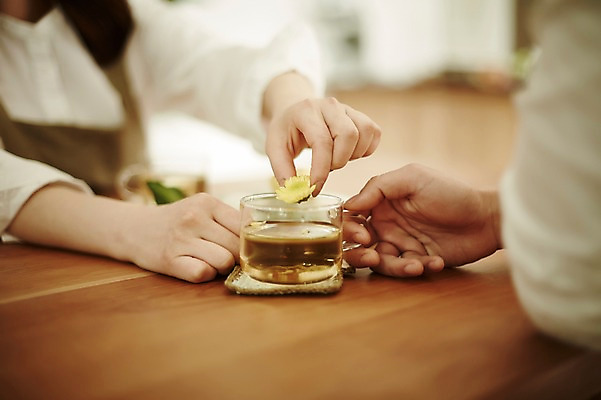 포토 JPG 손 부부 여자 남자 티타임 실내 들기 20대 성인 두명 신체부위 한국인 꽃차 신혼집 부부라이프 성인만 국내포토 라이프스타일 커플 모션 휴식 사람 동양인 청년 내부 차_음료 파일형식