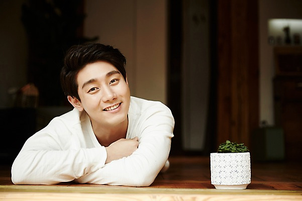 포토 JPG 라이프스타일 남자 화분 여유 엎드리기 맨라이프 휴식 실내 한명 상반신 20대 성인 앞모습 한국인 마루 신혼집 안식처 성인남자한명만 국내포토 1 감정 뷰포인트 컨셉 모션 바닥 사람 동양인 청년 내부 생활 남자한명만 성인남자만 파일형식