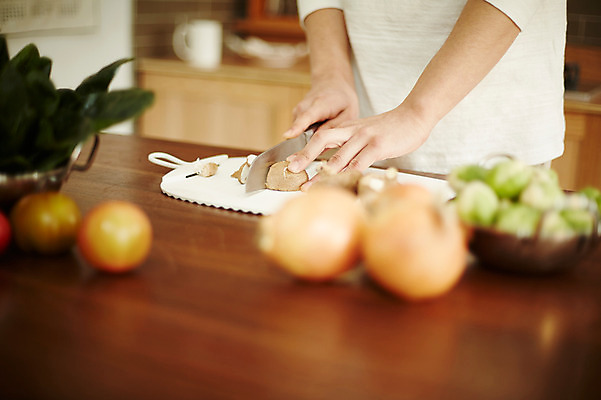 포토 JPG 라이프스타일 손 남자 맨라이프 채소 양파 도마 실내 한명 상반신 20대 성인 앞모습 신체부위 주방 한국인 자르기 성인남자한명만 국내포토 1 뷰포인트 모션 주방용품 사람 동양인 청년 내부 생활 남자한명만 성인남자만 파일형식