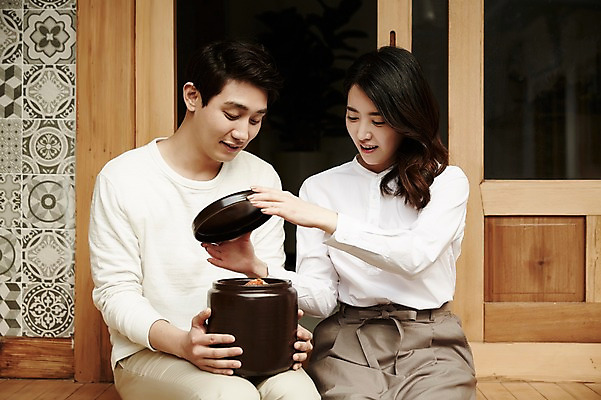 포토 JPG 주간 부부 여자 남자 김치 한옥 들기 앉기 상반신 20대 성인 야외 두명 앞모습 정원 다정 한국인 뚜껑 김장독 신혼집 부부라이프 성인만 국내포토 자연요소 한국전통 라이프스타일 커플 한식 뷰포인트 컨셉 고건축 모션 사람 동양인 청년 파일형식