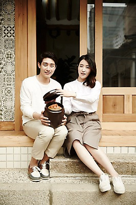 포토 JPG 주간 전신 부부 여자 남자 김치 한옥 들기 앉기 20대 성인 야외 두명 앞모습 정원 다정 한국인 김장독 신혼집 부부라이프 성인만 국내포토 자연요소 한국전통 라이프스타일 커플 한식 뷰포인트 컨셉 고건축 모션 사람 동양인 청년 파일형식