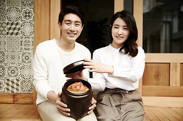 포토 JPG 주간 부부 여자 남자 김치 한옥 들기 앉기 상반신 20대 성인 야외 두명 앞모습 정원 다정 한국인 뚜껑 김장독 신혼집 부부라이프 성인만 국내포토 자연요소 한국전통 라이프스타일 커플 한식 뷰포인트 컨셉 고건축 모션 사람 동양인 청년 파일형식