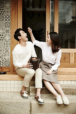 포토 JPG 주간 전신 부부 여자 남자 김치 한옥 들기 앉기 20대 성인 야외 두명 앞모습 정원 다정 한국인 먹여주기 김장독 신혼집 부부라이프 성인만 국내포토 자연요소 한국전통 라이프스타일 커플 한식 뷰포인트 컨셉 고건축 모션 사람 동양인 청년 먹기 파일형식