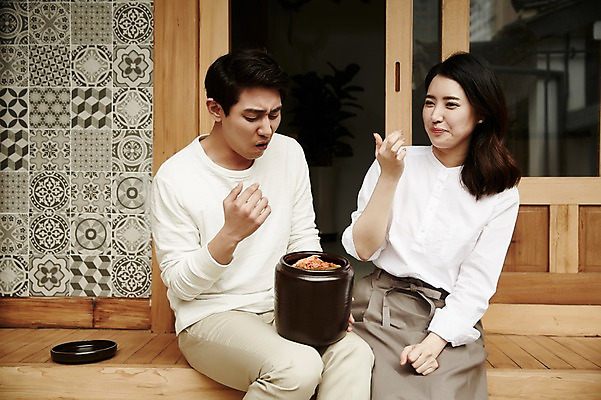 포토 JPG 주간 부부 여자 남자 김치 한옥 들기 앉기 상반신 20대 성인 야외 두명 앞모습 정원 다정 한국인 먹여주기 김장독 신혼집 부부라이프 성인만 국내포토 자연요소 한국전통 라이프스타일 커플 한식 뷰포인트 컨셉 고건축 모션 사람 동양인 청년 먹기 파일형식