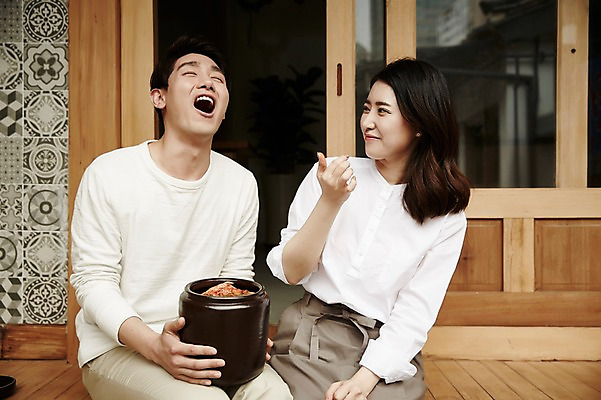 포토 JPG 주간 부부 여자 남자 김치 한옥 들기 앉기 상반신 20대 성인 야외 두명 앞모습 정원 다정 한국인 먹여주기 김장독 신혼집 부부라이프 성인만 국내포토 자연요소 한국전통 라이프스타일 커플 한식 뷰포인트 컨셉 고건축 모션 사람 동양인 청년 먹기 파일형식