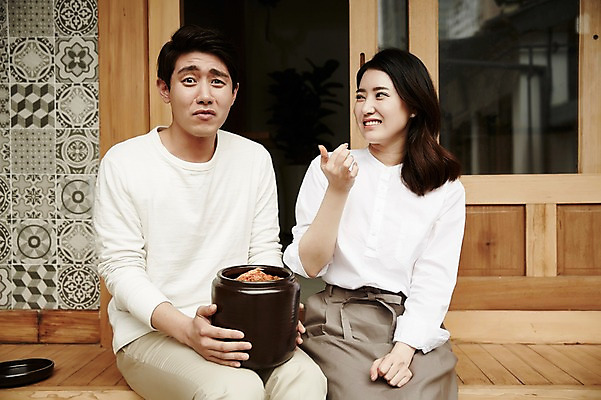 포토 JPG 주간 부부 여자 남자 김치 한옥 들기 앉기 상반신 20대 성인 야외 두명 앞모습 정원 다정 한국인 먹여주기 김장독 신혼집 부부라이프 성인만 국내포토 자연요소 한국전통 라이프스타일 커플 한식 뷰포인트 컨셉 고건축 모션 사람 동양인 청년 먹기 파일형식