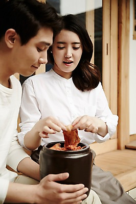 포토 JPG 주간 부부 여자 남자 김치 한옥 들기 앉기 상반신 20대 성인 야외 두명 앞모습 정원 다정 한국인 김장독 신혼집 부부라이프 성인만 국내포토 자연요소 한국전통 라이프스타일 커플 한식 뷰포인트 컨셉 고건축 모션 사람 동양인 청년 파일형식