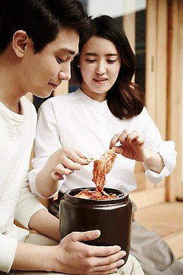 포토 JPG 주간 부부 여자 남자 김치 한옥 들기 앉기 상반신 20대 성인 야외 두명 앞모습 정원 다정 한국인 찢어짐 김장독 신혼집 부부라이프 성인만 국내포토 자연요소 한국전통 라이프스타일 커플 한식 뷰포인트 컨셉 고건축 모션 사람 동양인 청년 파일형식