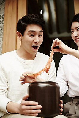 포토 JPG 주간 부부 여자 남자 김치 한옥 들기 앉기 상반신 20대 성인 야외 두명 앞모습 정원 다정 한국인 찢어짐 김장독 신혼집 부부라이프 성인만 국내포토 자연요소 한국전통 라이프스타일 커플 한식 뷰포인트 컨셉 고건축 모션 사람 동양인 청년 파일형식