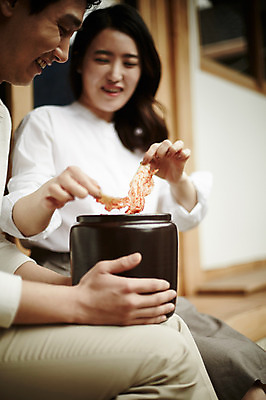포토 JPG 주간 부부 여자 남자 김치 한옥 들기 상반신 20대 성인 야외 두명 한국인 즐거움 찢어짐 김장독 신혼집 부부라이프 국내포토 자연요소 한국전통 라이프스타일 커플 감정 한식 고건축 모션 사람 동양인 청년 파일형식