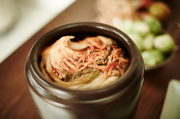 포토 JPG 한국전통 김치 사람없음 아웃포커스 항아리 담기 발효 발효음식 김장독 포기김치 국내포토 전통 한식 음식 모션 한국 촬영기법 도자기 파일형식