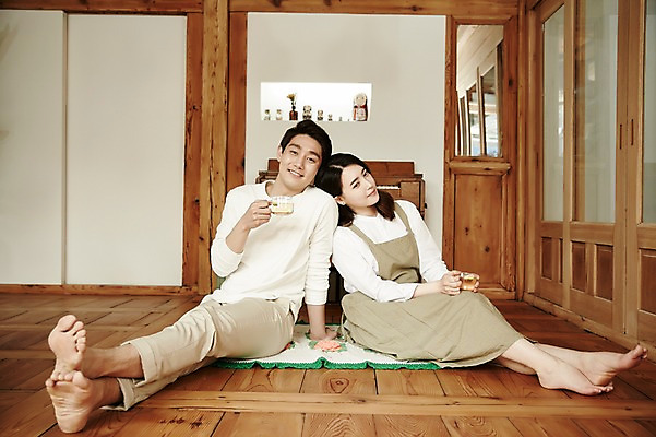 포토 JPG 전신 부부 여자 남자 티타임 한옥 실내 들기 앉기 20대 성인 두명 앞모습 기댐 다정 한국인 마루 꽃차 신혼집 부부라이프 성인만 국내포토 한국전통 라이프스타일 커플 뷰포인트 컨셉 고건축 모션 휴식 바닥 사람 동양인 청년 내부 차_음료 파일형식