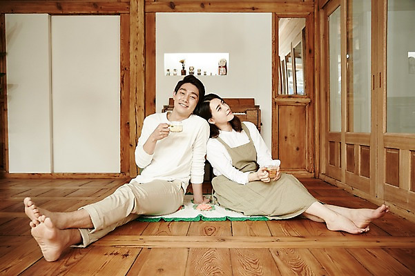 포토 JPG 전신 부부 여자 남자 티타임 한옥 실내 들기 앉기 20대 성인 두명 앞모습 기댐 다정 한국인 마루 꽃차 신혼집 부부라이프 성인만 국내포토 한국전통 라이프스타일 커플 뷰포인트 컨셉 고건축 모션 휴식 바닥 사람 동양인 청년 내부 차_음료 파일형식