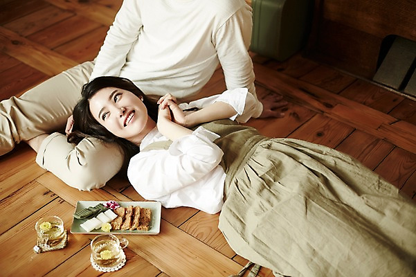 포토 JPG 부부 여자 남자 여유 티타임 한옥 실내 앉기 상반신 20대 성인 두명 앞모습 눕기 다정 한국인 하반신 마루 무릎베개 신혼집 부부라이프 국내포토 한국전통 라이프스타일 커플 감정 뷰포인트 컨셉 고건축 모션 휴식 바닥 사람 동양인 청년 내부 파일형식