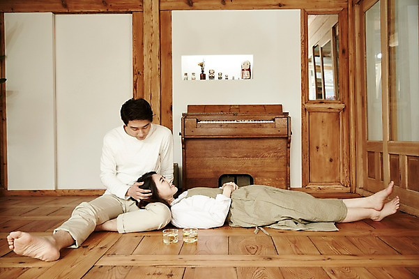 포토 JPG 전신 부부 여자 남자 여유 휴식 한옥 실내 앉기 20대 성인 두명 앞모습 옆모습 눕기 다정 한국인 마루 무릎베개 신혼집 부부라이프 성인만 국내포토 한국전통 라이프스타일 커플 감정 뷰포인트 컨셉 고건축 모션 바닥 사람 동양인 청년 내부 파일형식