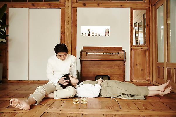 포토 JPG 전신 부부 여자 남자 여유 휴식 한옥 실내 앉기 20대 성인 두명 앞모습 옆모습 눕기 다정 한국인 마루 무릎베개 신혼집 부부라이프 성인만 국내포토 한국전통 라이프스타일 커플 감정 뷰포인트 컨셉 고건축 모션 바닥 사람 동양인 청년 내부 파일형식