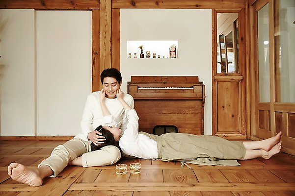 포토 JPG 전신 부부 여자 남자 여유 휴식 한옥 실내 앉기 20대 성인 두명 앞모습 옆모습 눕기 다정 한국인 마루 무릎베개 신혼집 부부라이프 성인만 국내포토 한국전통 라이프스타일 커플 감정 뷰포인트 컨셉 고건축 모션 바닥 사람 동양인 청년 내부 파일형식