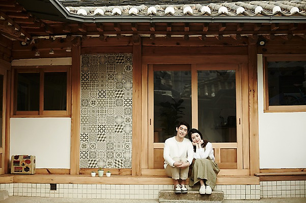 포토 JPG 주간 전신 부부 여자 남자 여유 휴식 한옥 앉기 20대 성인 야외 두명 앞모습 다정 한국인 마루 신혼집 부부라이프 성인만 국내포토 자연요소 한국전통 라이프스타일 커플 감정 뷰포인트 컨셉 고건축 모션 바닥 사람 동양인 청년 파일형식