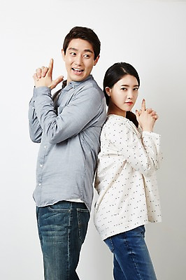 포토 JPG 스튜디오촬영 부부 여자 남자 실내 서기 손짓 상반신 20대 성인 두명 옆모습 다정 한국인 등맞대기 권총모양 부부라이프 성인만 국내포토 라이프스타일 커플 뷰포인트 컨셉 모션 사람 동양인 청년 내부 파일형식