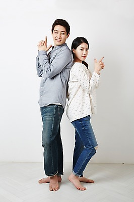 포토 JPG 스튜디오촬영 전신 부부 여자 남자 실내 서기 손짓 20대 성인 두명 옆모습 다정 한국인 등맞대기 권총모양 부부라이프 성인만 국내포토 라이프스타일 커플 뷰포인트 컨셉 모션 사람 동양인 청년 내부 파일형식