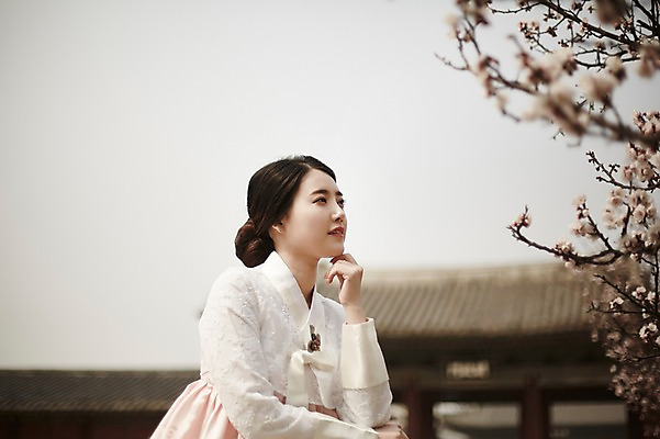 포토 JPG 주간 한국전통 여자 한국건축 한명 서기 상반신 20대 성인 야외 옆모습 아웃포커스 한국인 우아함 한복 매화 경복궁 매화나무 성인여자한명만 국내포토 자연요소 나무 1 전통 건축 꽃 뷰포인트 컨셉 모션 한국 촬영기법 사람 동양인 청년 궁전 전통의상 여자한명만 성인여자만 파일형식