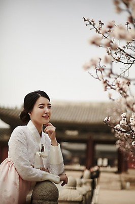 포토 JPG 주간 한국전통 여자 한국건축 한명 서기 상반신 20대 성인 야외 옆모습 아웃포커스 한국인 우아함 한복 매화 경복궁 매화나무 성인여자한명만 국내포토 자연요소 나무 1 전통 건축 꽃 뷰포인트 컨셉 모션 한국 촬영기법 사람 동양인 청년 궁전 전통의상 여자한명만 성인여자만 파일형식