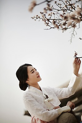 포토 JPG 주간 한국전통 여자 한국건축 한명 서기 상반신 20대 성인 야외 옆모습 아웃포커스 한국인 우아함 한복 매화 경복궁 매화나무 성인여자한명만 국내포토 자연요소 나무 1 전통 건축 꽃 뷰포인트 컨셉 모션 한국 촬영기법 사람 동양인 청년 궁전 전통의상 여자한명만 성인여자만 파일형식