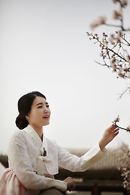 포토 JPG 주간 한국전통 여자 한국건축 한명 서기 상반신 20대 성인 야외 옆모습 아웃포커스 한국인 우아함 한복 매화 경복궁 매화나무 성인여자한명만 국내포토 자연요소 나무 1 전통 건축 꽃 뷰포인트 컨셉 모션 한국 촬영기법 사람 동양인 청년 궁전 전통의상 여자한명만 성인여자만 파일형식