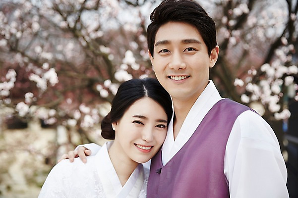 포토 JPG 주간 한국전통 부부 여자 남자 서기 상반신 20대 성인 야외 두명 앞모습 아웃포커스 기댐 다정 한국인 한복 경복궁 기념촬영 부부라이프 성인만 국내포토 자연요소 전통 라이프스타일 커플 뷰포인트 컨셉 모션 한국 촬영기법 사람 동양인 청년 사진촬영 궁전 전통의상 파일형식