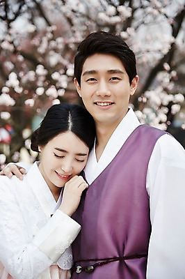 포토 JPG 주간 한국전통 부부 여자 남자 서기 상반신 20대 성인 야외 두명 앞모습 아웃포커스 기댐 다정 한국인 한복 경복궁 기념촬영 부부라이프 성인만 국내포토 자연요소 전통 라이프스타일 커플 뷰포인트 컨셉 모션 한국 촬영기법 사람 동양인 청년 사진촬영 궁전 전통의상 파일형식