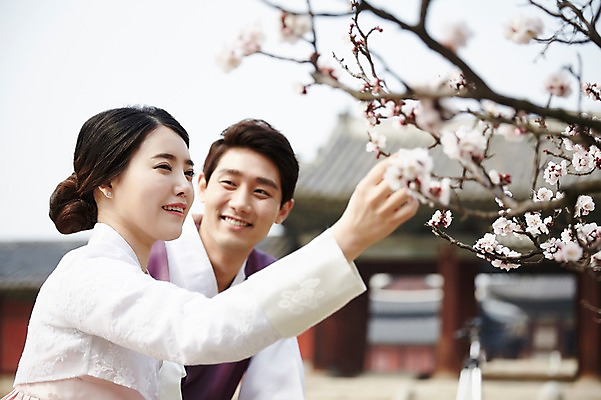 포토 JPG 주간 한국전통 부부 여자 남자 한국건축 서기 상반신 20대 성인 야외 두명 옆모습 아웃포커스 다정 한국인 한복 매화 경복궁 매화나무 기념촬영 부부라이프 성인만 국내포토 자연요소 나무 전통 라이프스타일 커플 건축 꽃 뷰포인트 컨셉 모션 한국 촬영기법 사람 동양인 청년 사진촬영 궁전 전통의상 파일형식