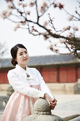 포토 JPG 주간 한국전통 여자 한국건축 한명 서기 상반신 20대 성인 야외 앞모습 아웃포커스 한국인 우아함 한복 매화 경복궁 매화나무 성인여자한명만 국내포토 자연요소 나무 1 전통 건축 꽃 뷰포인트 컨셉 모션 한국 촬영기법 사람 동양인 청년 궁전 전통의상 여자한명만 성인여자만 파일형식