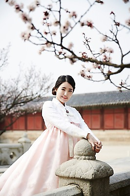 포토 JPG 주간 한국전통 여자 한국건축 한명 서기 상반신 20대 성인 야외 앞모습 아웃포커스 한국인 우아함 한복 매화 경복궁 매화나무 성인여자한명만 국내포토 자연요소 나무 1 전통 건축 꽃 뷰포인트 컨셉 모션 한국 촬영기법 사람 동양인 청년 궁전 전통의상 여자한명만 성인여자만 파일형식