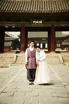 포토 JPG 주간 전신 한국전통 부부 여자 남자 한국건축 서기 20대 성인 야외 두명 앞모습 다정 한국인 우아함 한복 경복궁 기념촬영 부부라이프 성인만 국내포토 자연요소 전통 라이프스타일 커플 건축 뷰포인트 컨셉 모션 한국 사람 동양인 청년 사진촬영 궁전 전통의상 파일형식