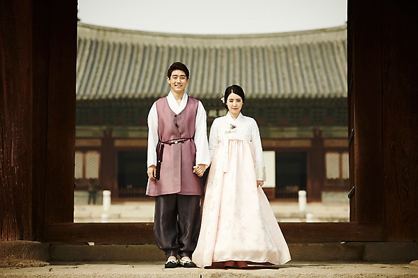 포토 JPG 주간 전신 한국전통 부부 여자 남자 한국건축 서기 20대 성인 야외 두명 앞모습 다정 한국인 우아함 한복 경복궁 기념촬영 부부라이프 성인만 국내포토 자연요소 전통 라이프스타일 커플 건축 뷰포인트 컨셉 모션 한국 사람 동양인 청년 사진촬영 궁전 전통의상 파일형식