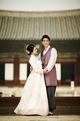 포토 JPG 주간 전신 한국전통 부부 여자 남자 한국건축 포옹 서기 20대 성인 야외 두명 옆모습 손잡기 다정 한국인 한복 경복궁 기념촬영 부부라이프 성인만 국내포토 자연요소 전통 라이프스타일 커플 건축 뷰포인트 컨셉 안기 모션 한국 사람 동양인 청년 사진촬영 궁전 전통의상 파일형식