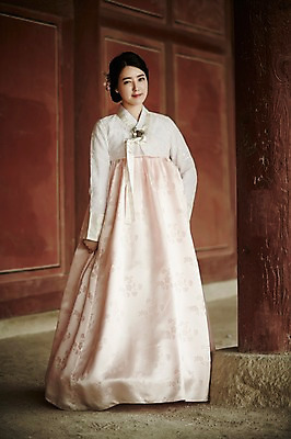 포토 JPG 주간 전신 한국전통 여자 한국건축 한옥 한명 서기 20대 성인 야외 앞모습 한국인 기둥 우아함 한복 경복궁 성인여자한명만 국내포토 자연요소 1 전통 건축 뷰포인트 컨셉 고건축 모션 한국 사람 동양인 청년 궁전 전통의상 여자한명만 성인여자만 파일형식